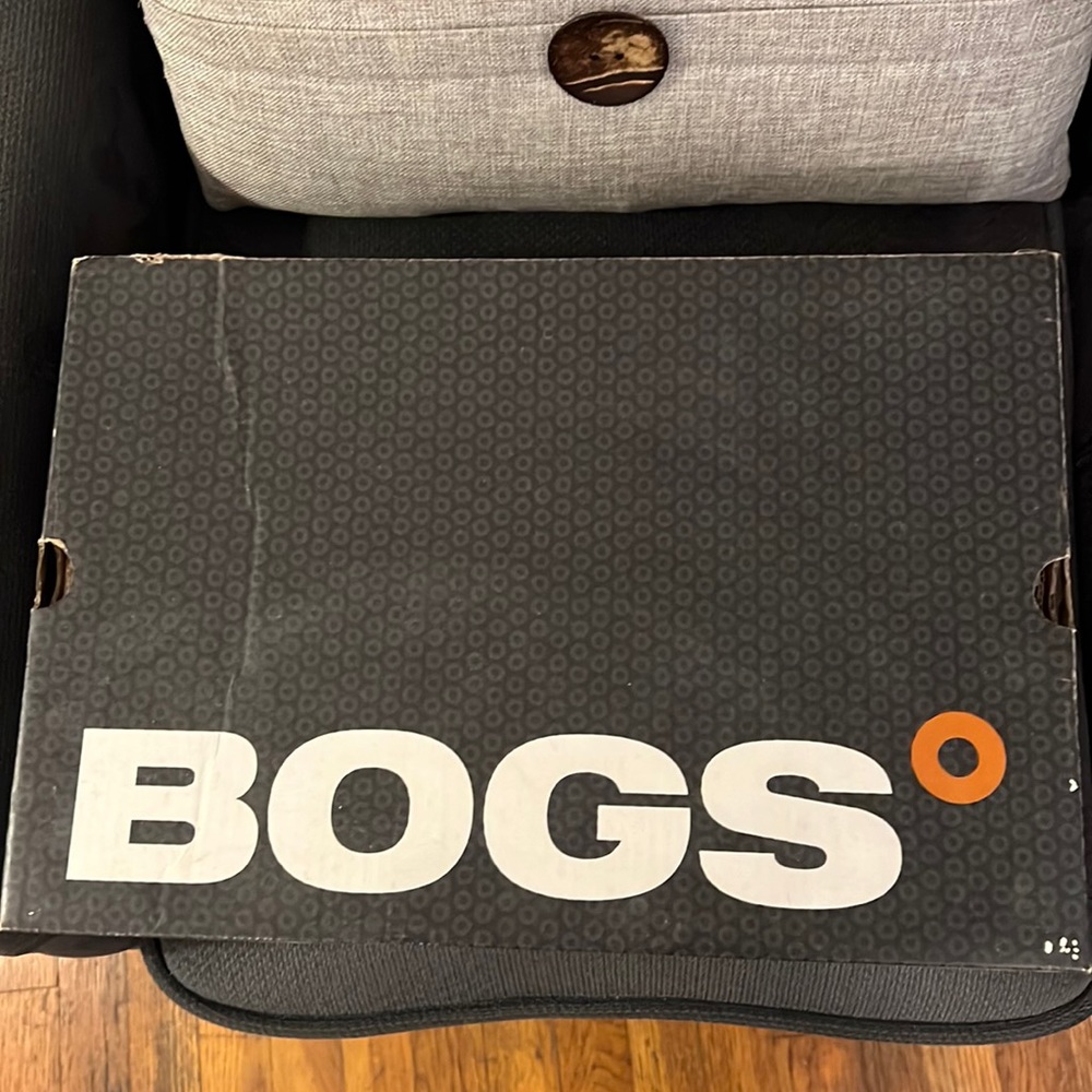 BOGS Brow water proof boots brand new in original box, Hampton native design.
